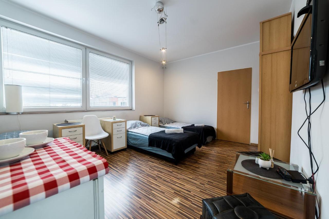 Pokoje Nad Pizzeria Poznań Esterno foto